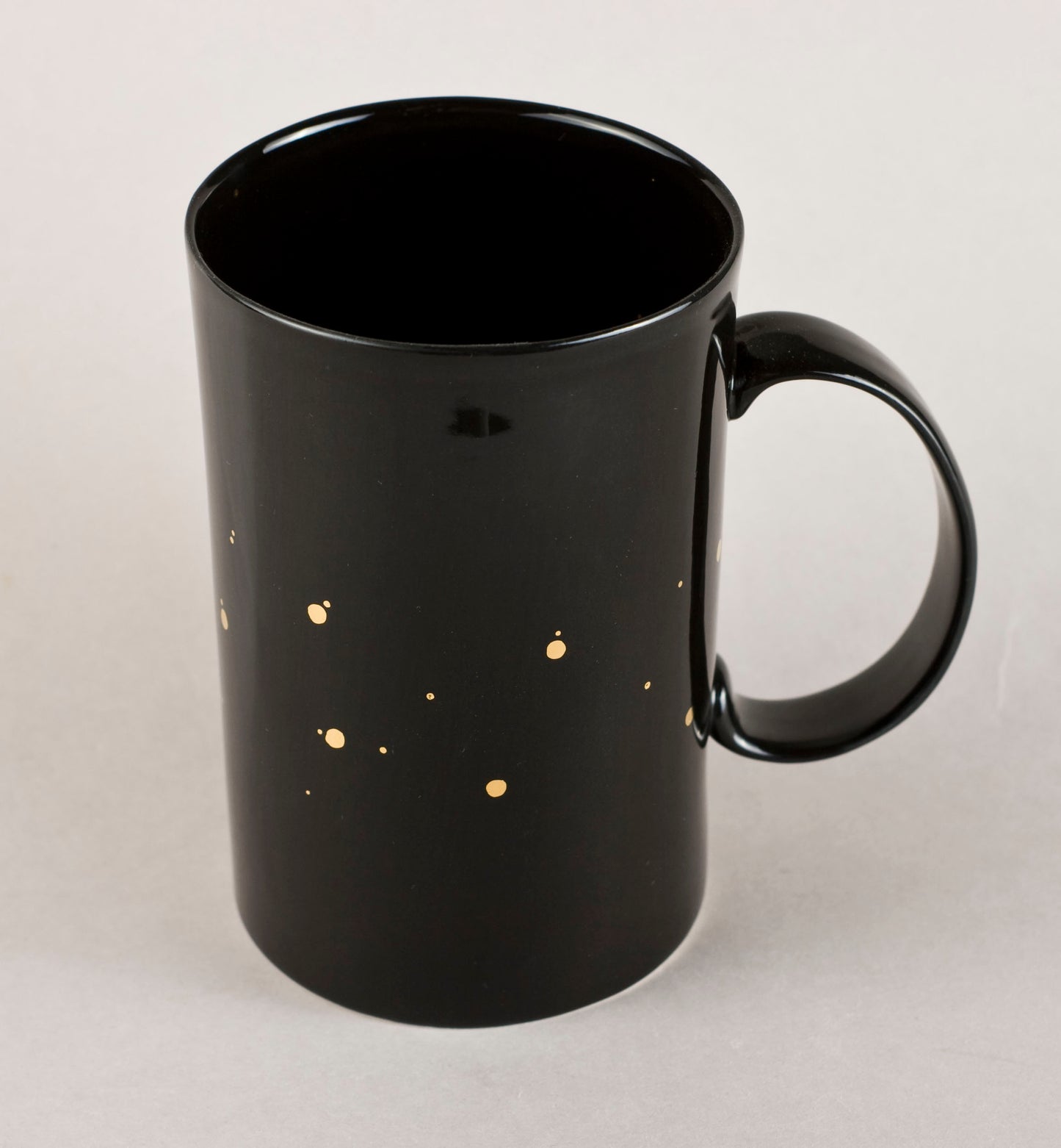 Black with gold 1.2. Cylinder Medium