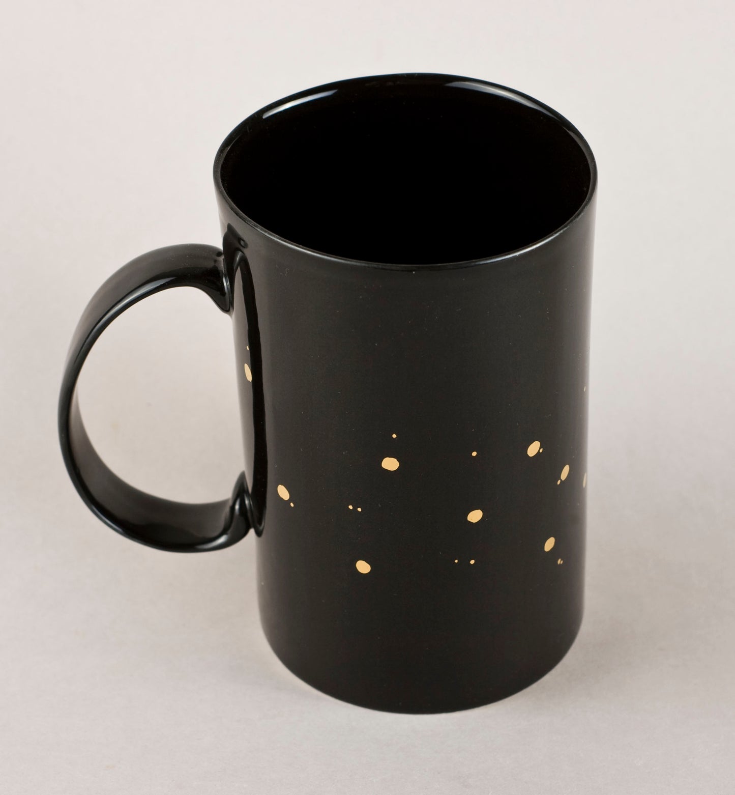 Black with gold 1.2. Cylinder Medium