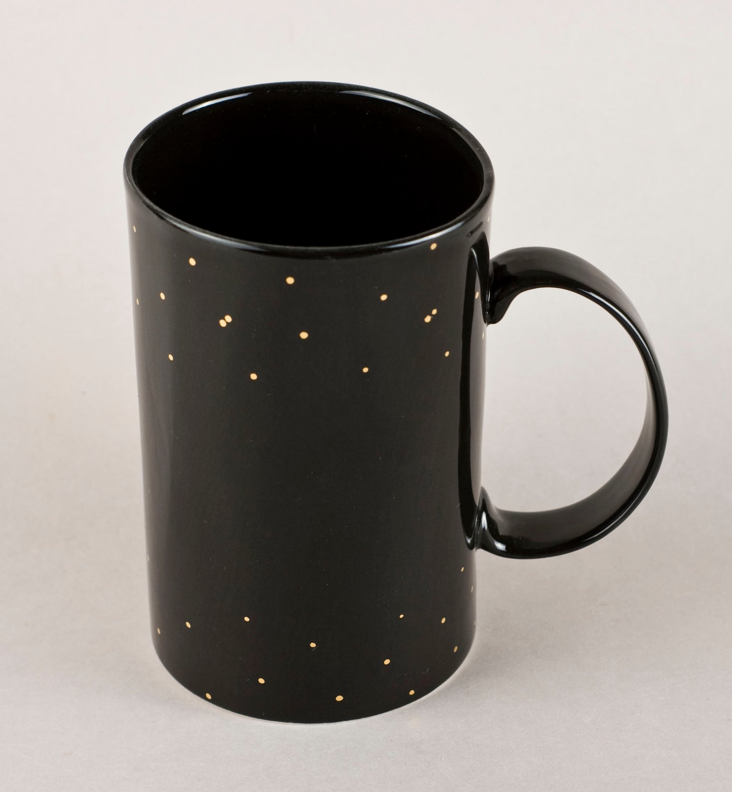 Black with gold 1.3. Cylinder Medium