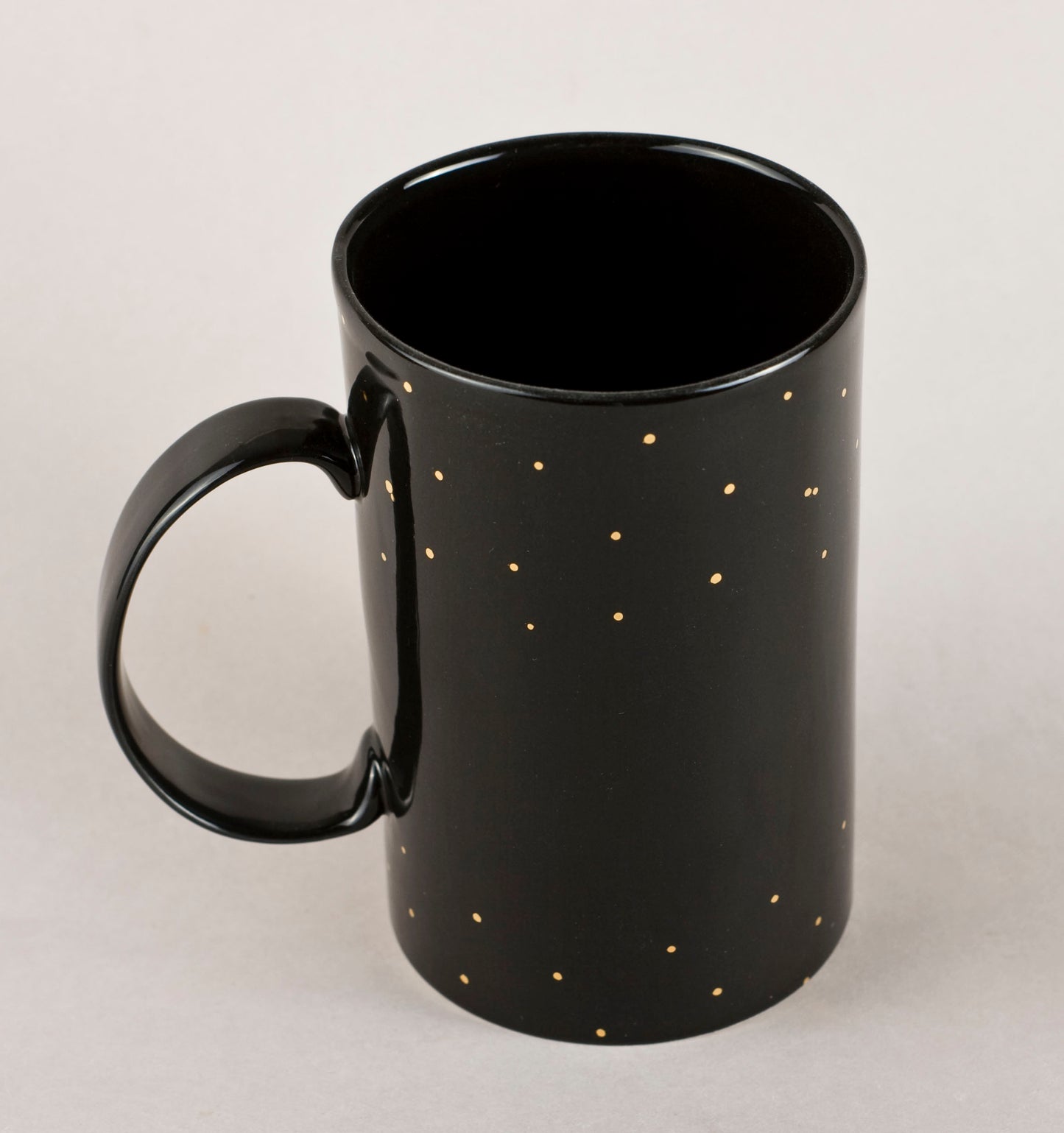 Black with gold 1.3. Cylinder Medium