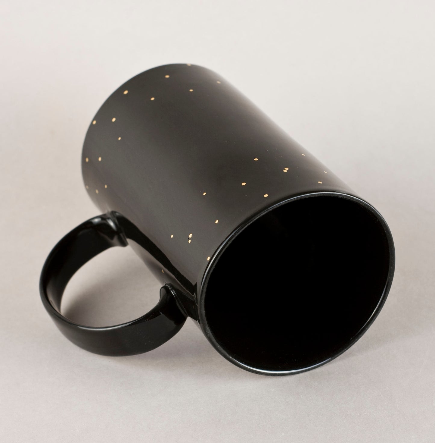 Black with gold 1.3. Cylinder Medium