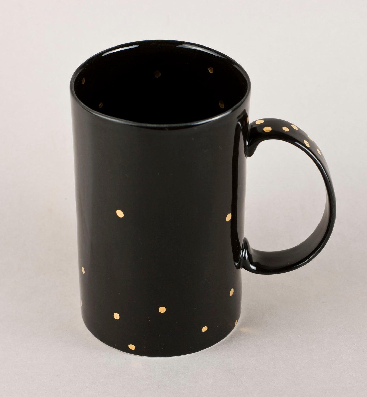 Black with gold 1.4. Cylinder Medium