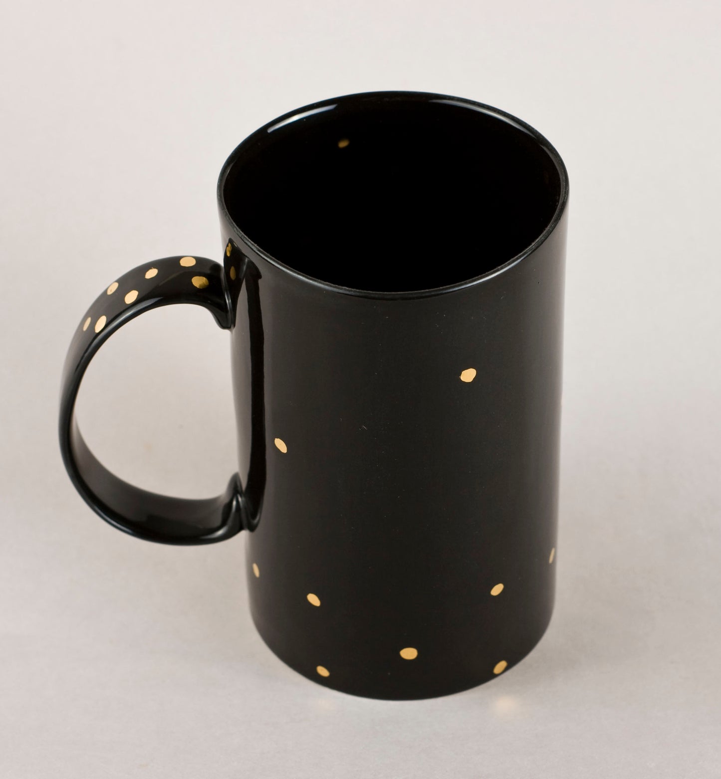 Black with gold 1.4. Cylinder Medium
