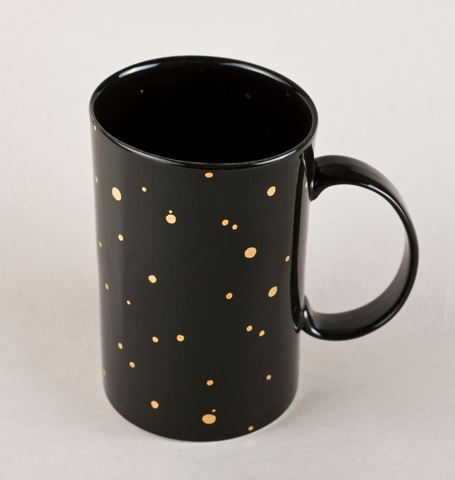 Black with gold 1.7. Cylinder Medium