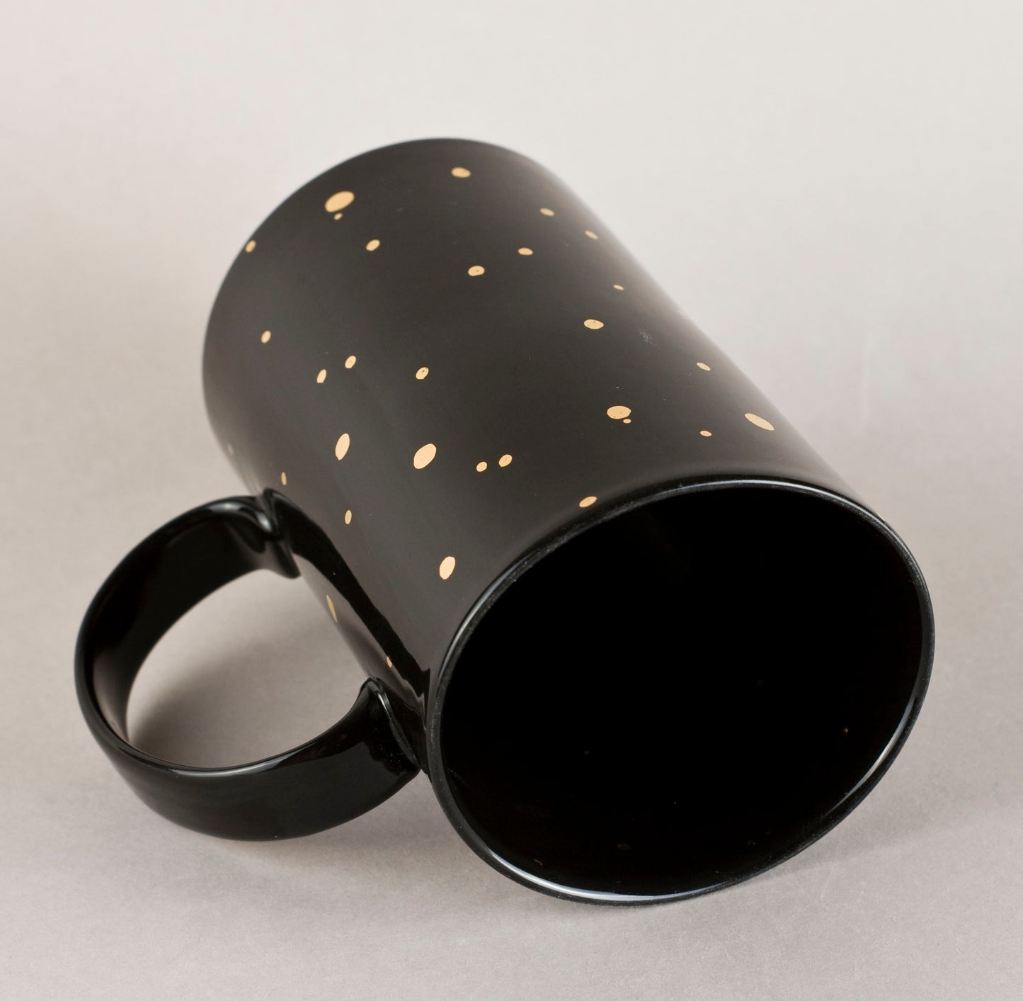 Black with gold 1.7. Cylinder Medium