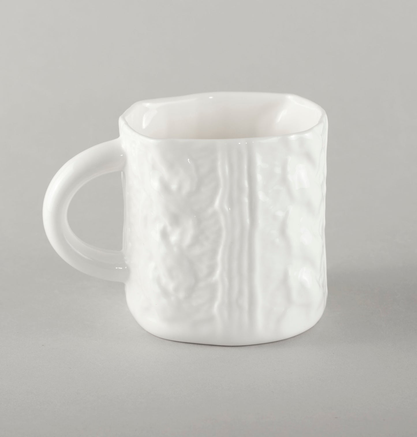 Porcelāna adīta kafijas krūze