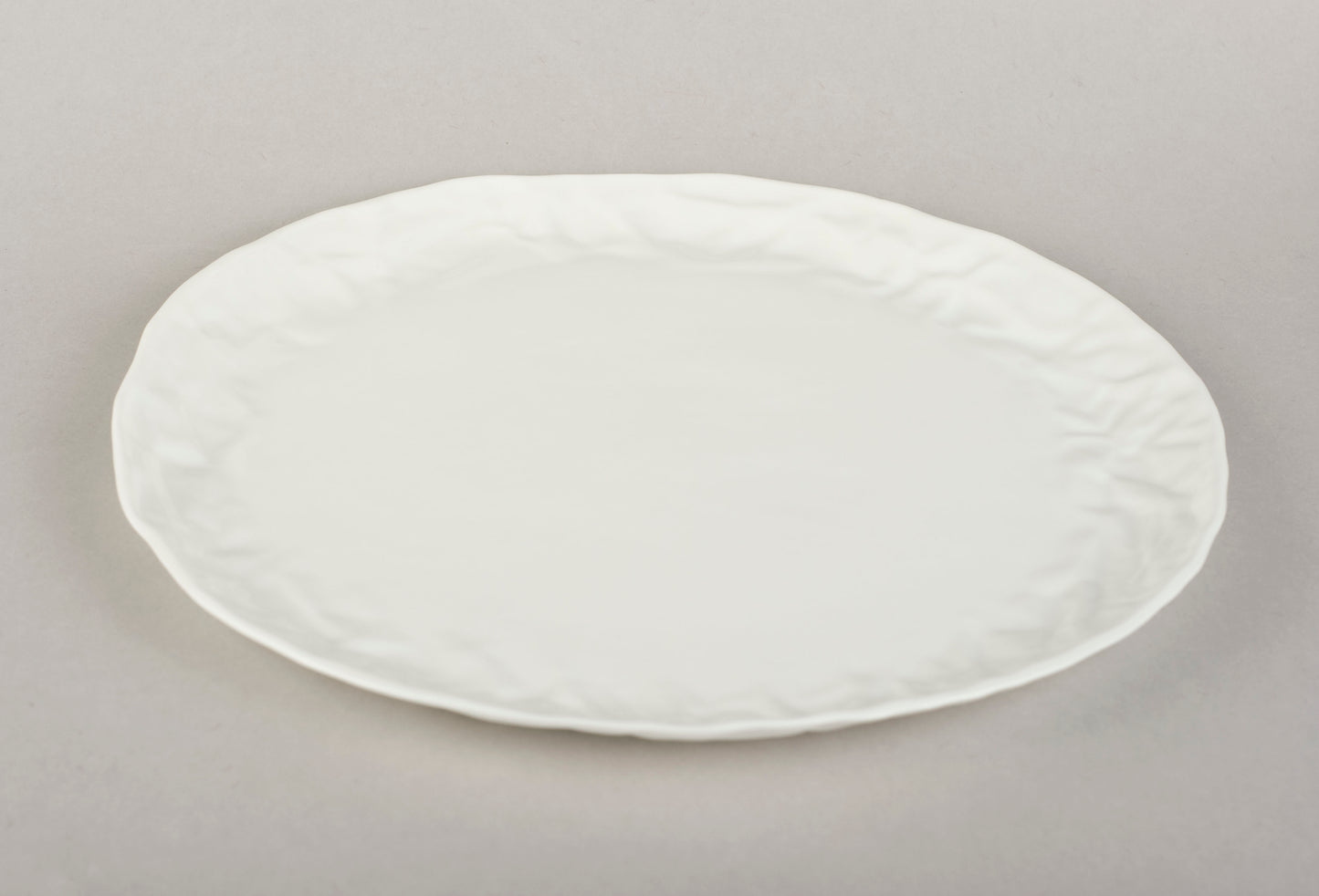 Porcelāna burzīts šķīvis L O