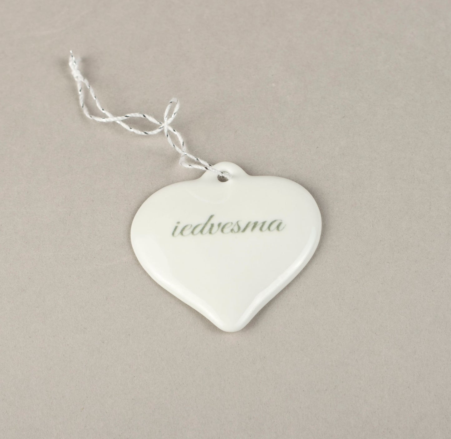 Porcelāna Ziemassvētku rotājumi - sirsniņa ar apdruku