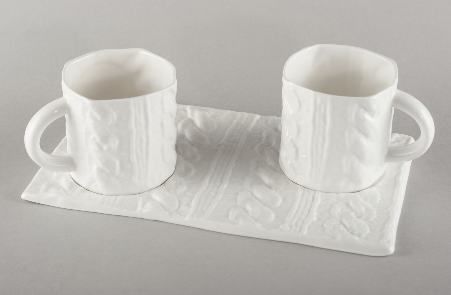 Porcelāna adīta apakštase divām kafijas krūzēm (krūzes nav iekļautas)