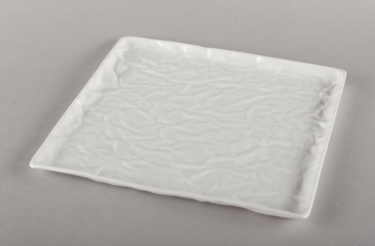 Porcelāna burzīts deserta šķīvis L