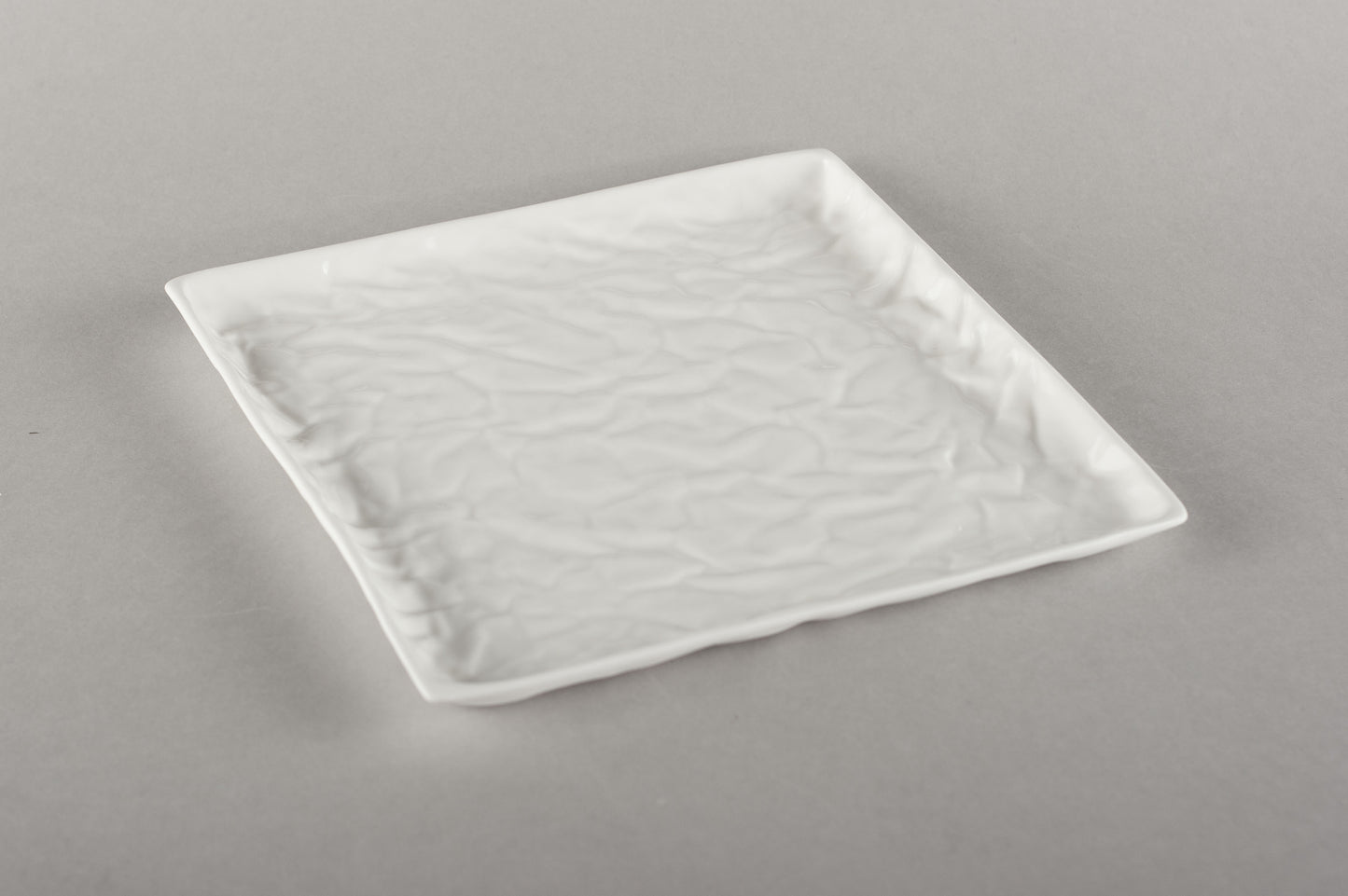 Porcelāna burzīts deserta šķīvis M