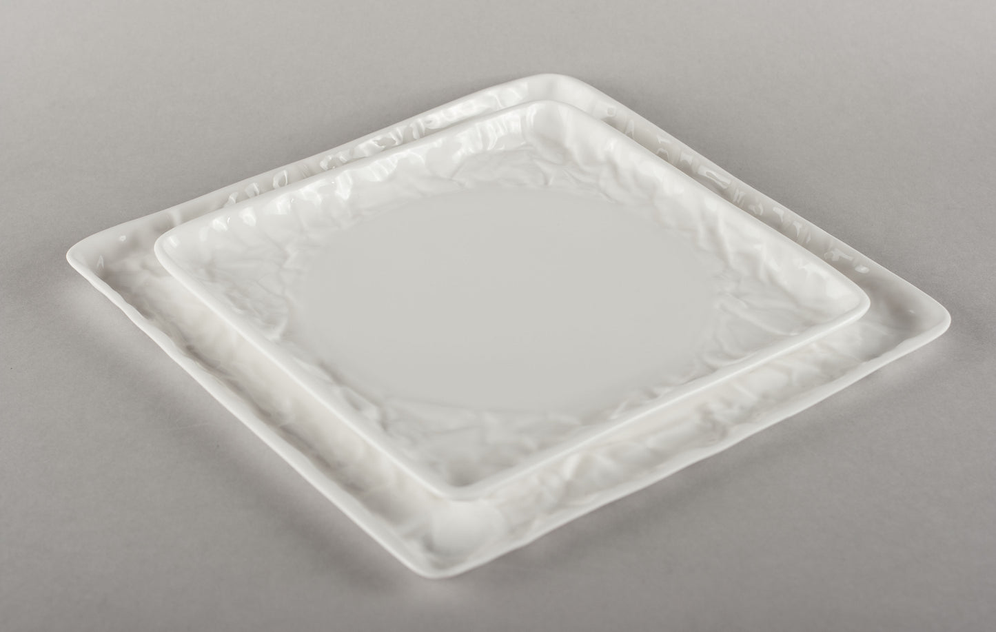 Porcelāna burzīts deserta šķīvis M (gluds vidus)