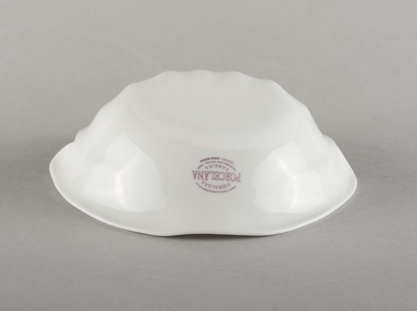 Porcelāna trauks riekšava
