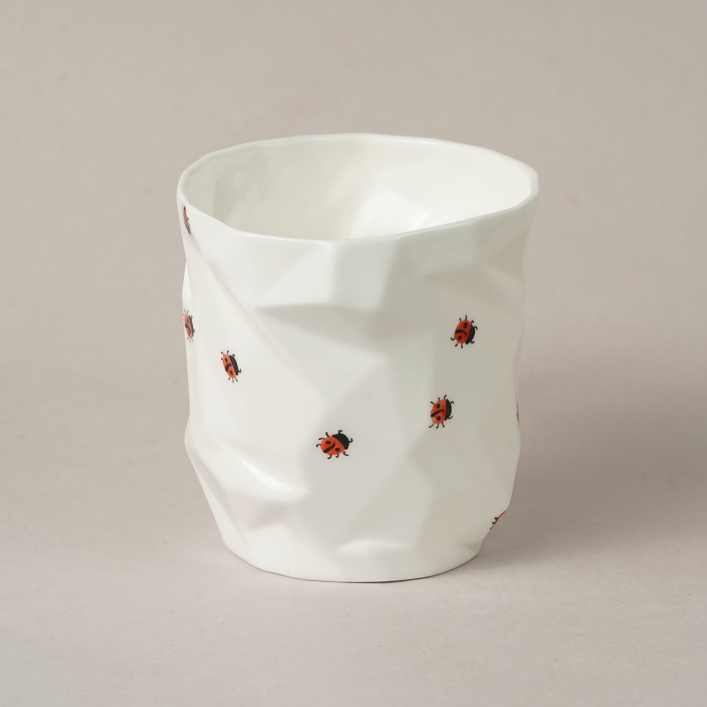 Kukaiņi 3.1. Dimanta krūze M 