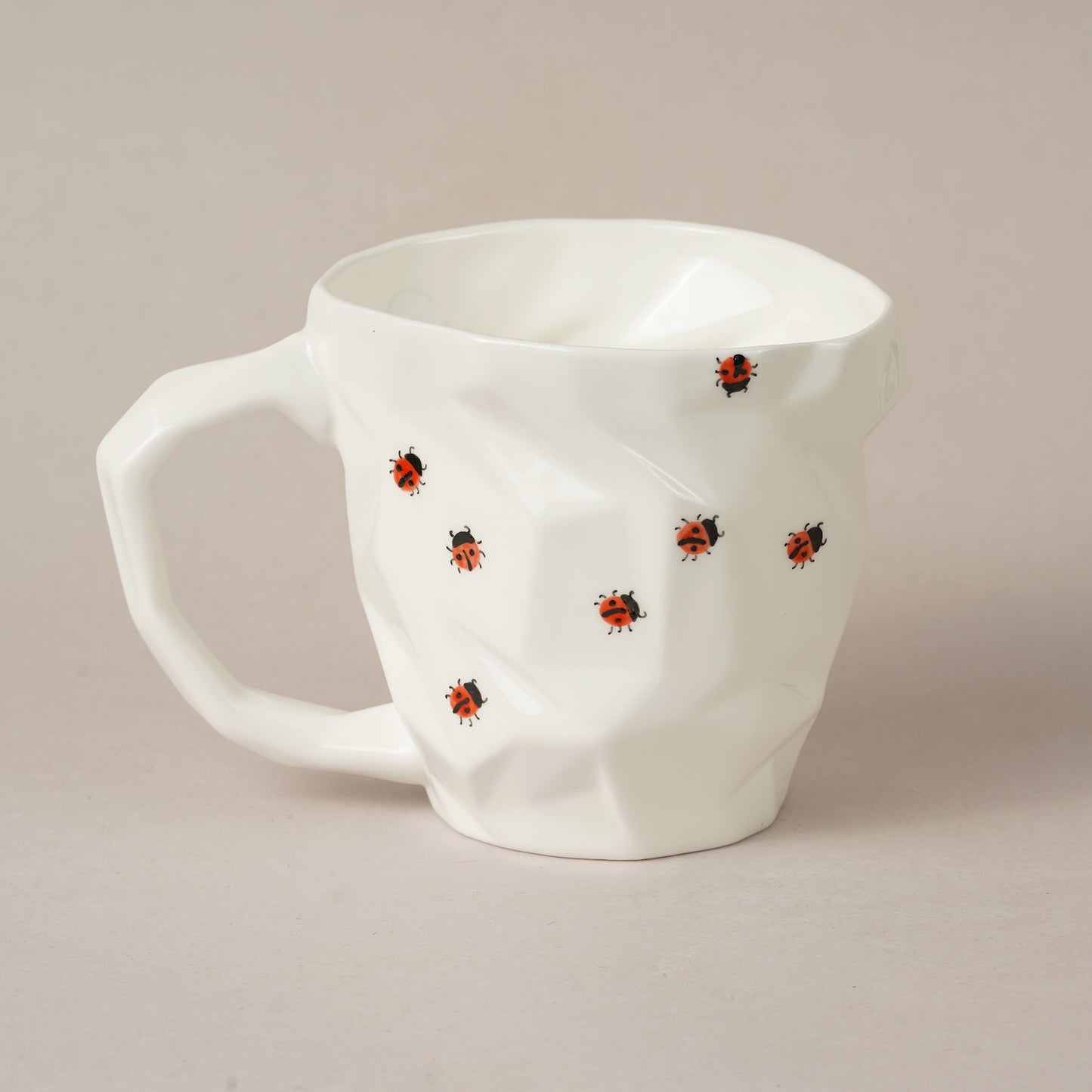 Kukaiņi 3.1. Dimanta krūze M 