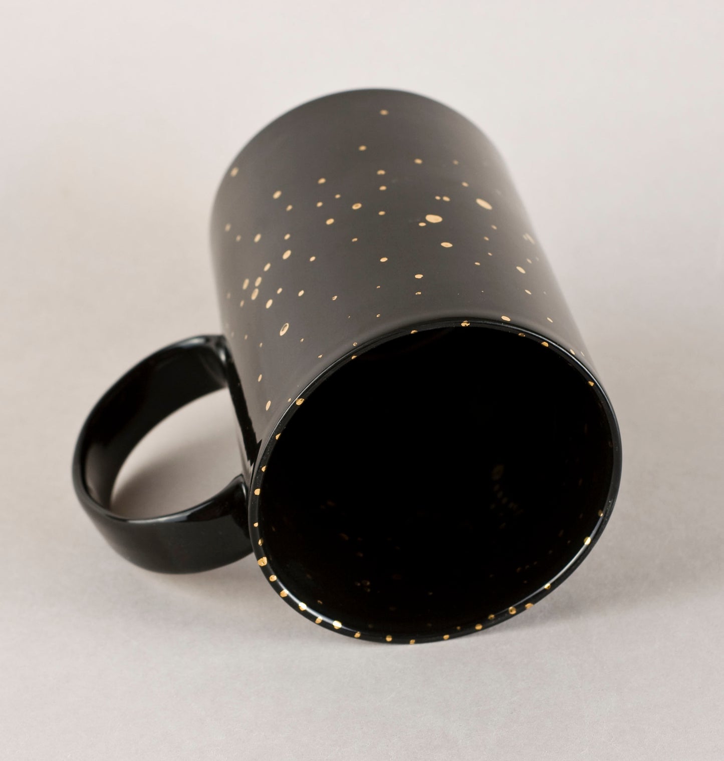 Black with gold 1.1. Cylinder Medium