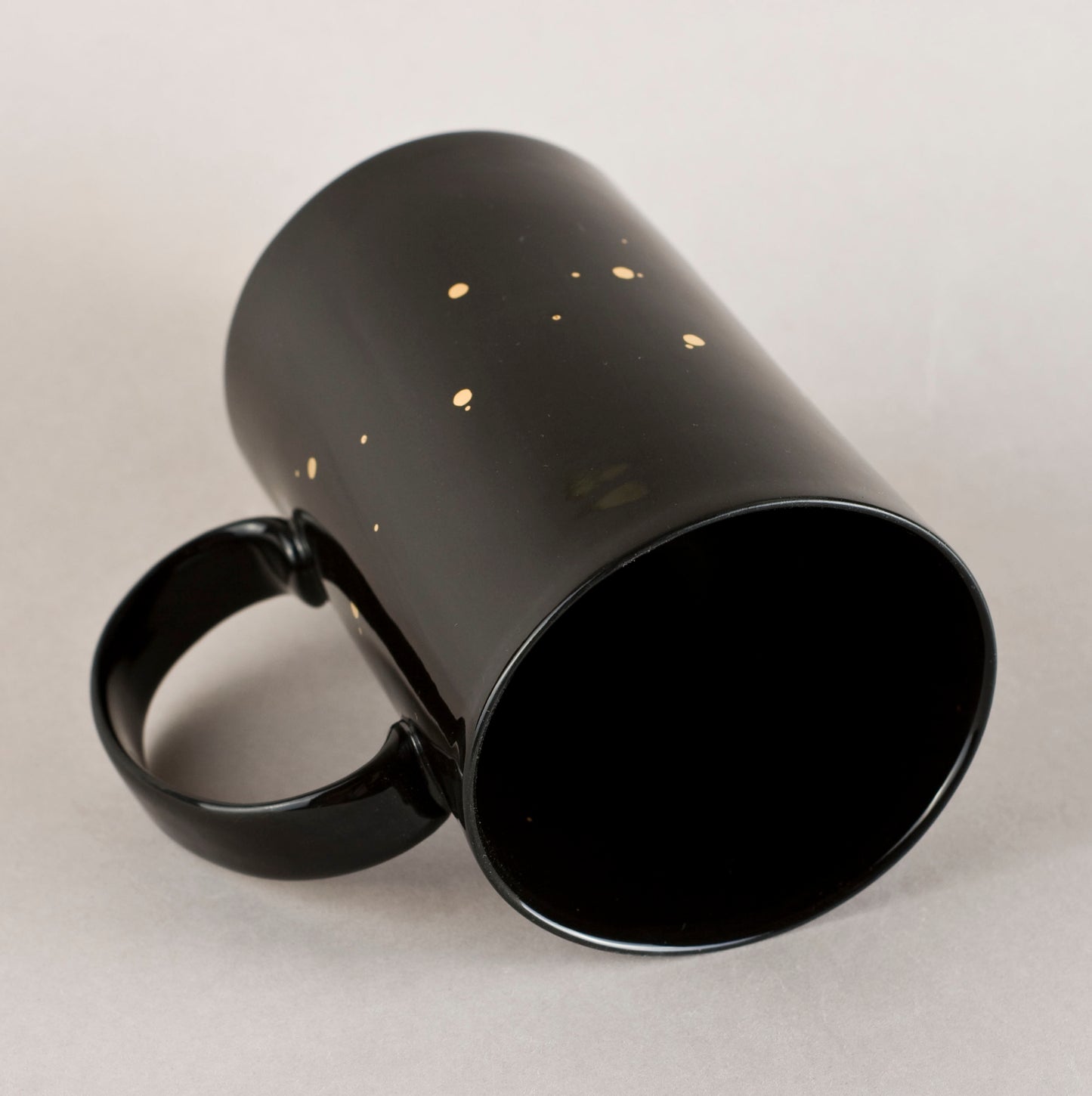 Black with gold 1.2. Cylinder Medium