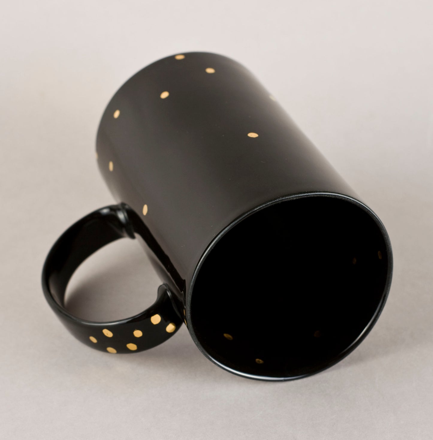 Black with gold 1.4. Cylinder Medium