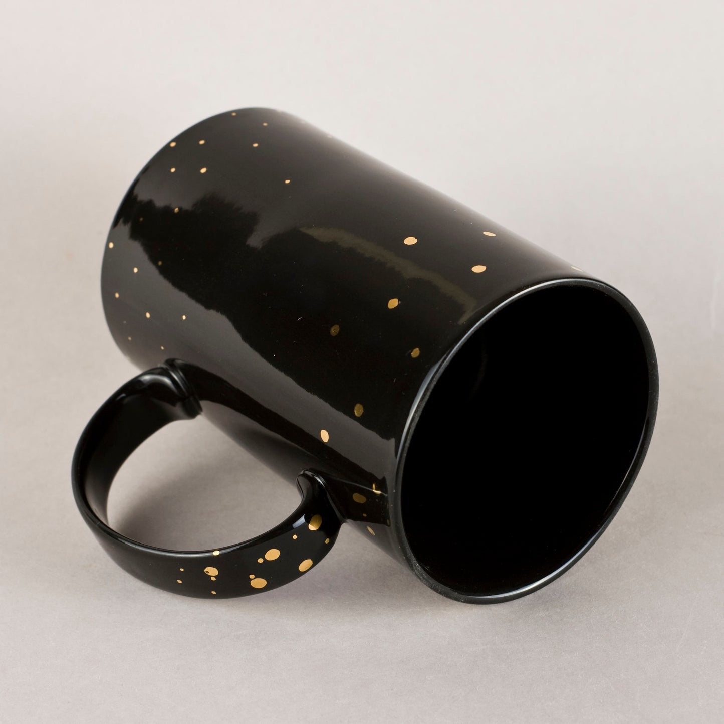 Black with gold 1.6. Cylinder Medium